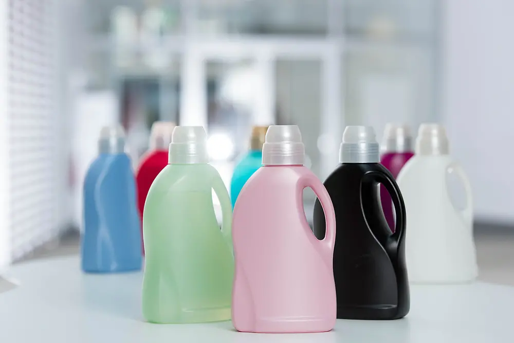 Botellas vacías de plástico Perwoll fabricadas con plástico reciclado.