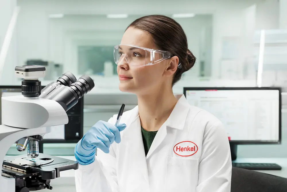 Mujer en un laboratorio.