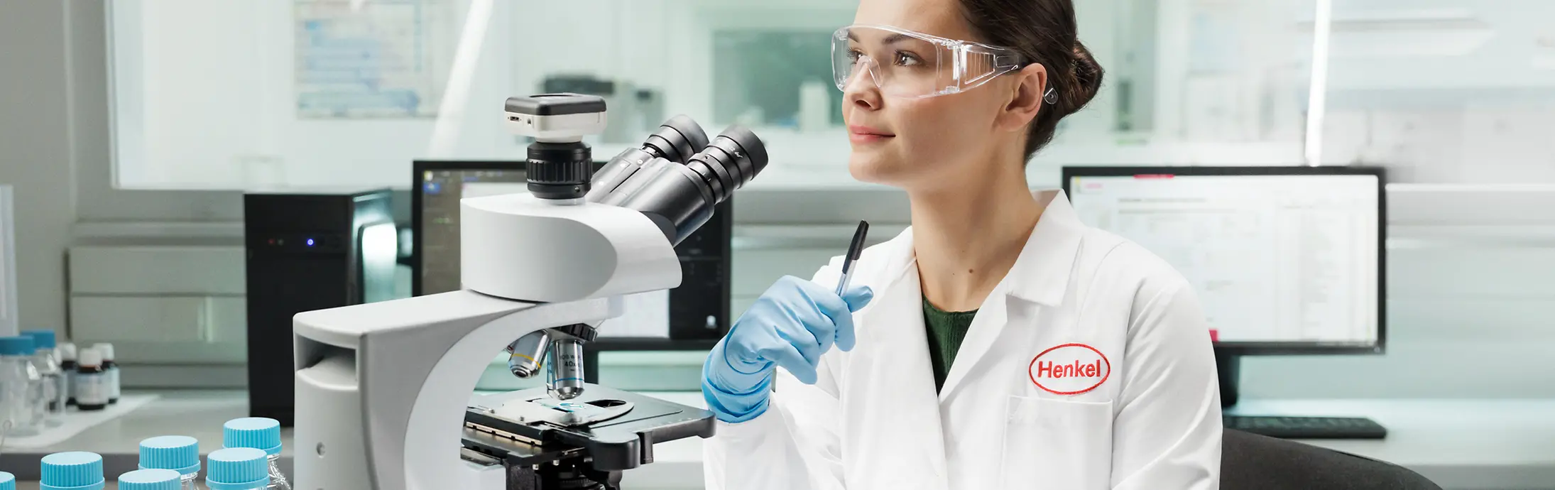 Mujer en un laboratorio.