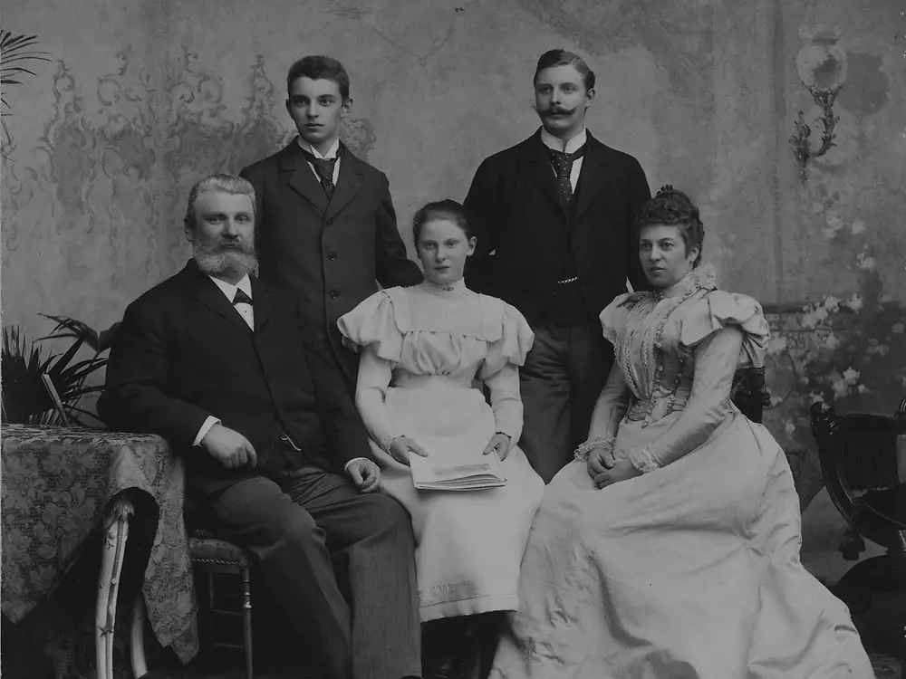 Photo of the Henkel family: Fritz Senior, Hugo, Emmy, Fritz Junior and Elisabeth Henkel (from left to right).