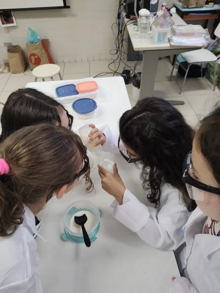 Grupo de niñas realizando experimento.