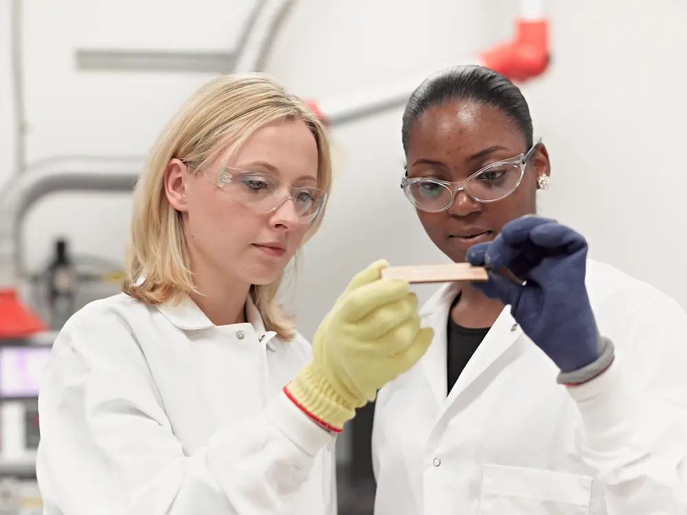 Dos mujeres en el laboratorio.