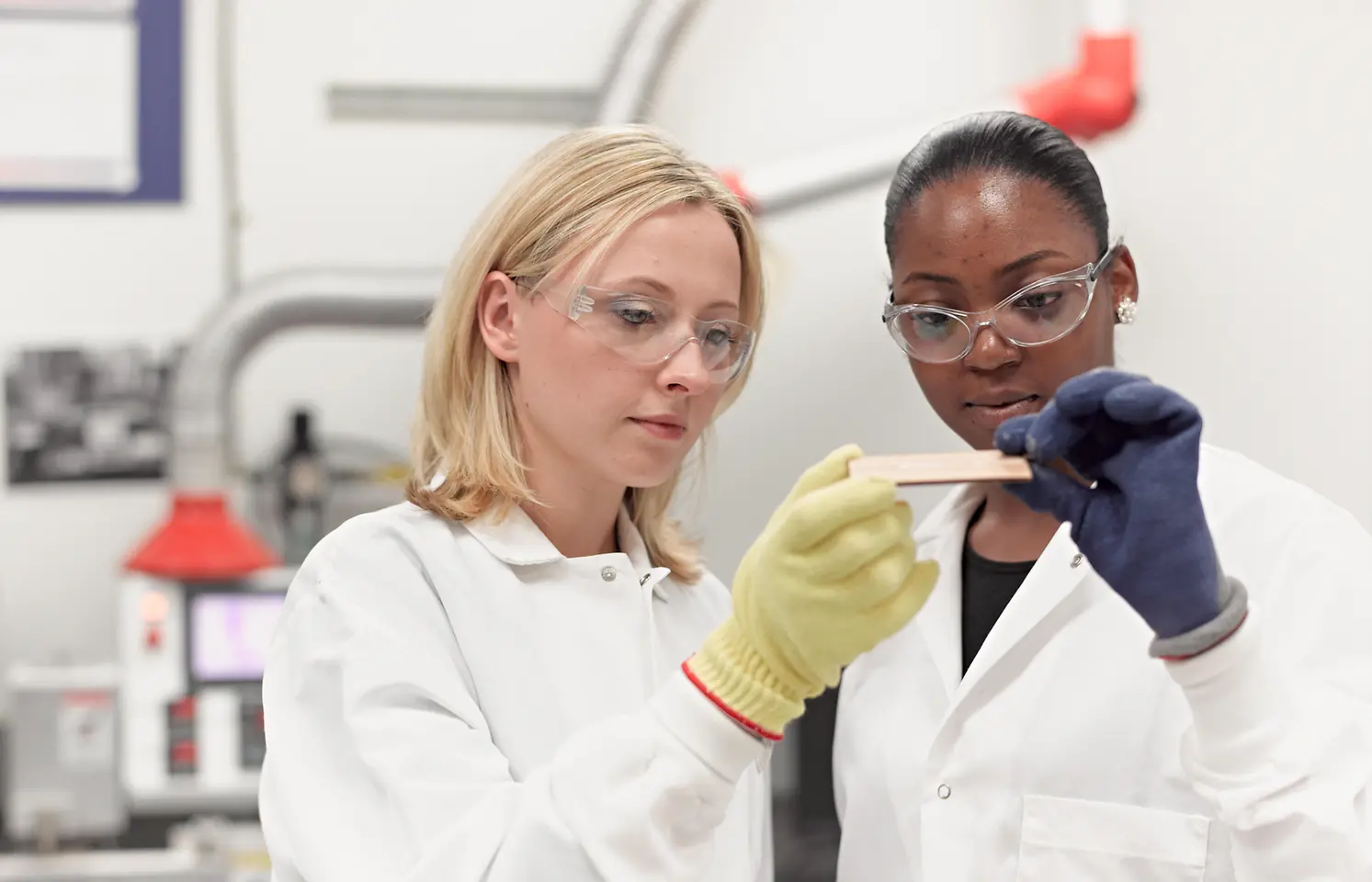 Dos mujeres en el laboratorio.